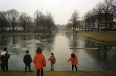 108605 Afbeelding van kinderen bij het bevroren water langs de Linschotensingel te Utrecht.De foto is gemaakt door ...